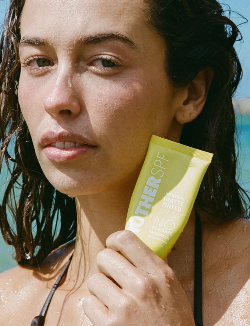Non-greasy face sunscreen with natural ingredients